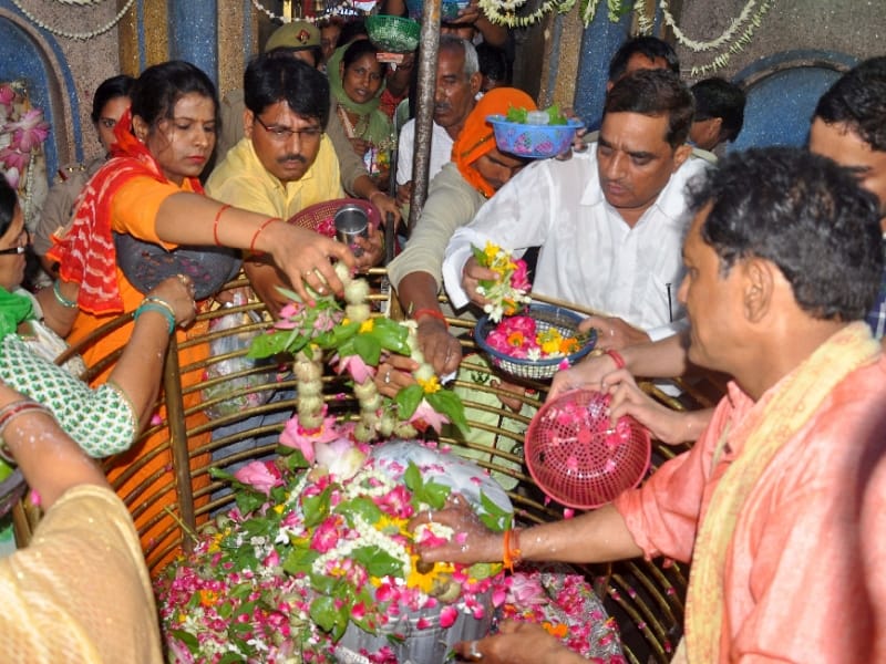 interesting information about mankameshwar temple lucknow
