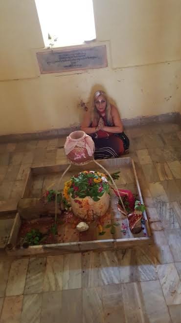 This foreign lady is also a devotee of god shiv