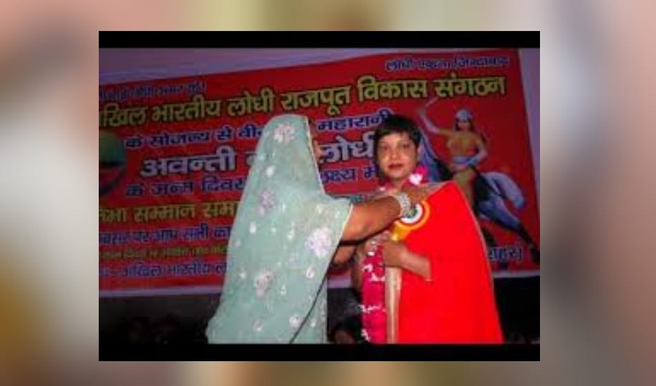 crooks entered in dibai bjp mla anita rajput office, made hostage to workers and looted place