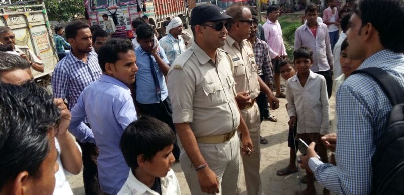 आठ दिनों से बती गुल होने पर ग्रामीणों ने फरिहा-कोटला मार्ग किया जाम