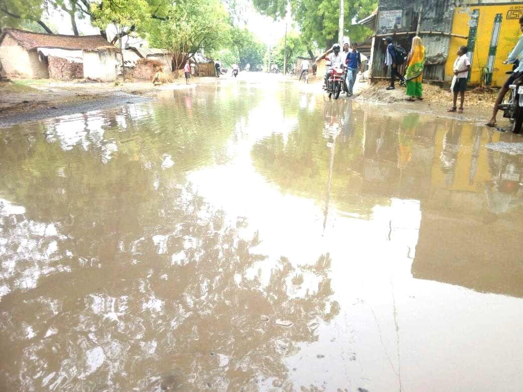 नगर की सड़कों पर जलभराव से स्थिति नारकीय