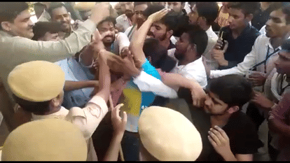 girl of Rajasthan University slapped Professor