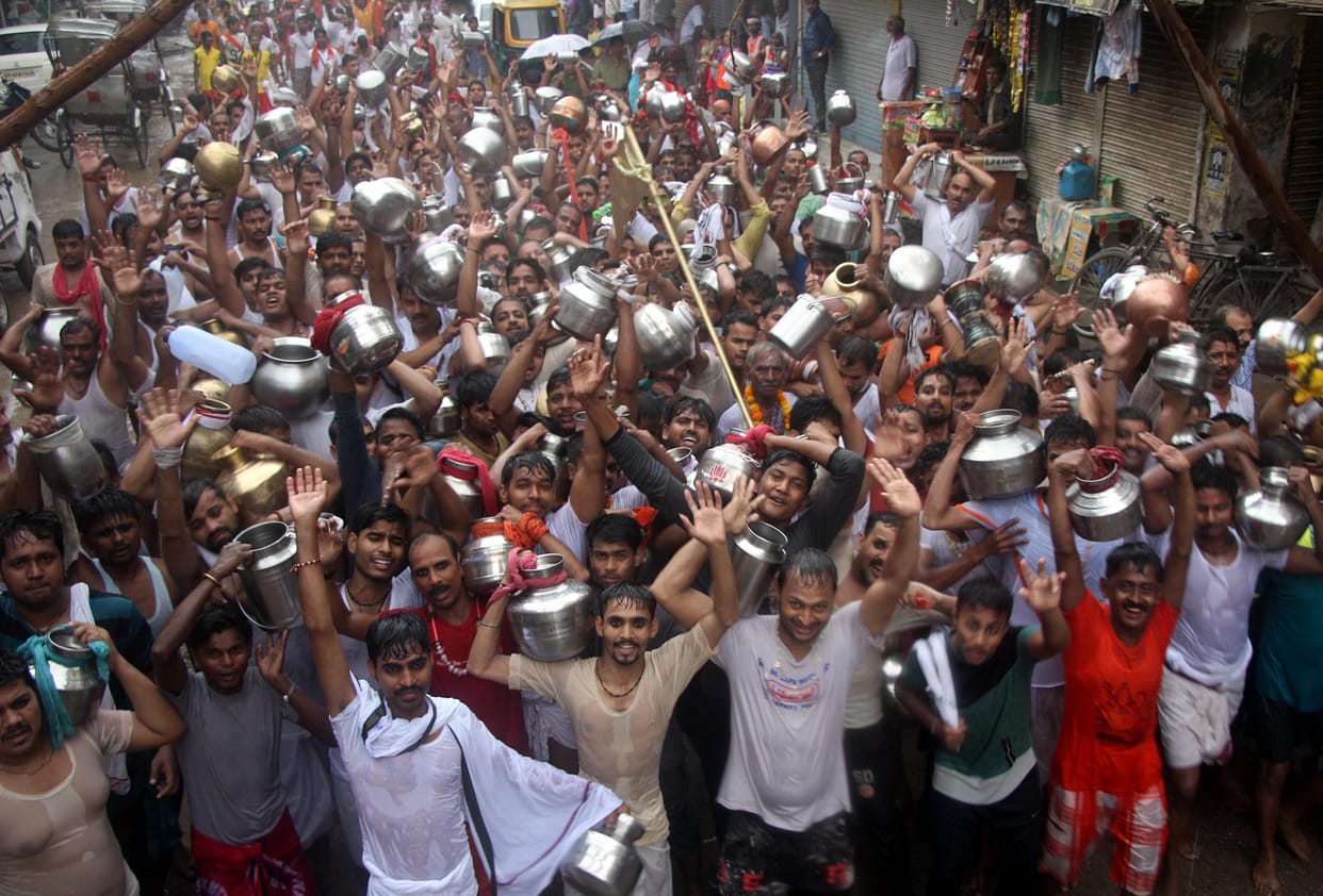 Varanasi lakhs of saints worshiped Baba Vishwanath