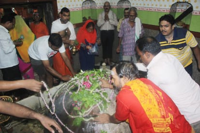 sawan first monday more than laks devotees take blessing at kashi vishwanath temple