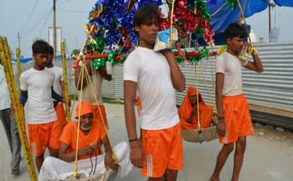 five brothers serving thier parents in haridwar during kanwar