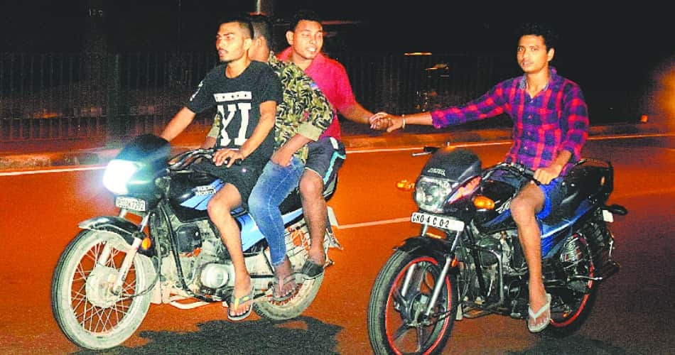 Flaws of traffic rules on indian roads by people