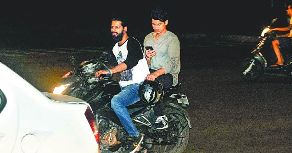 Flaws of traffic rules on indian roads by people