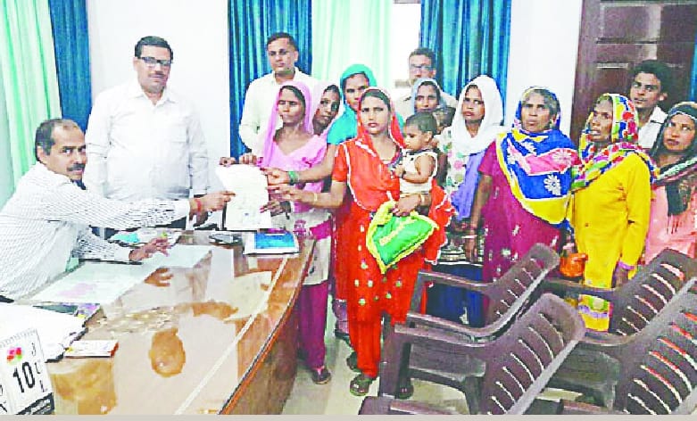 Government plan does not have toilets in Iaina, Rampuri, Dholagarh village