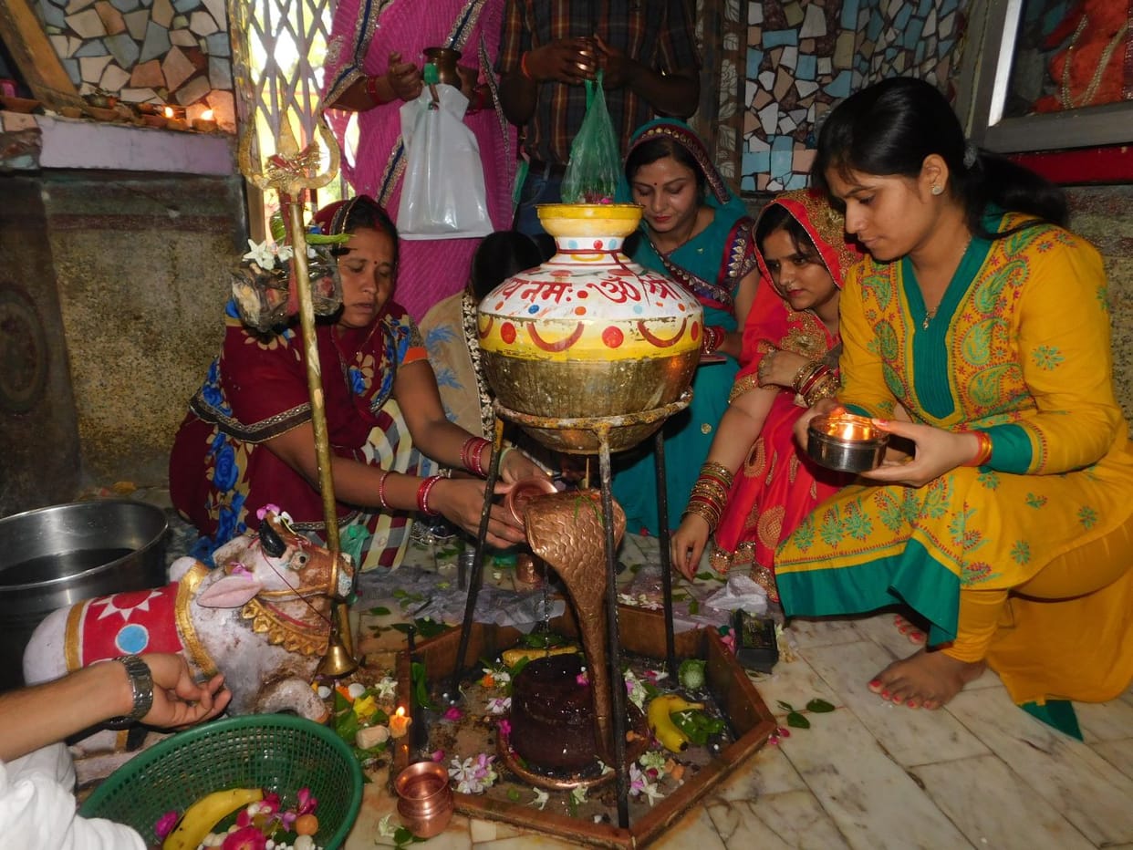 शिव के द्वार हुई भक्तों की भीड़ अपार