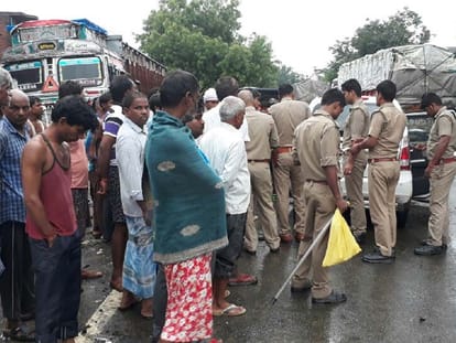 seven died in an accident in pratapgarh.
