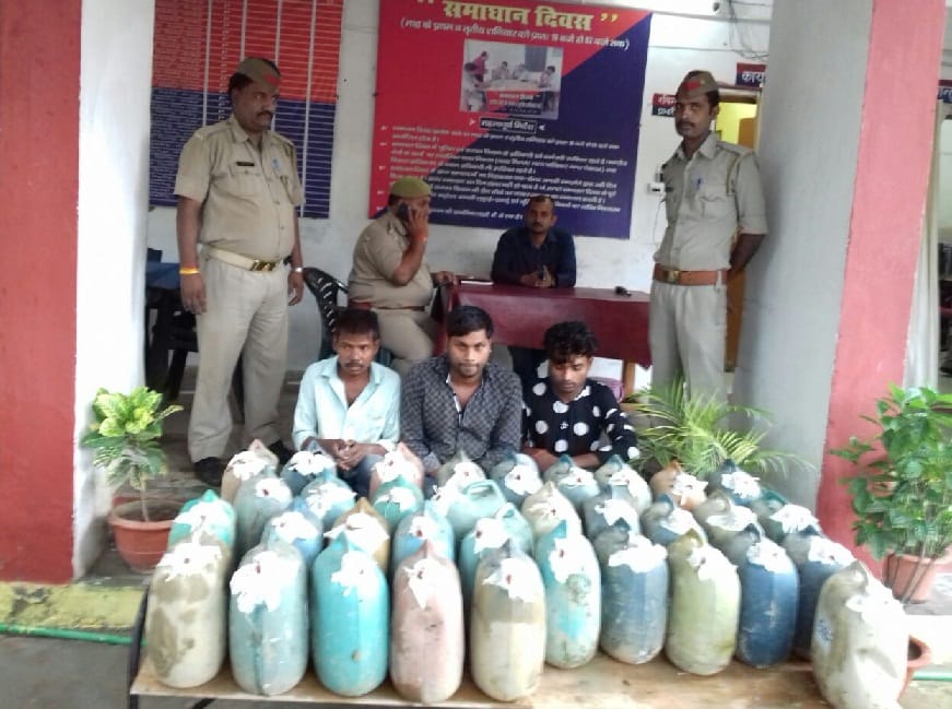 कच्ची शराब की भट्ठी पर छापेमारी, चार गिरफ्तार