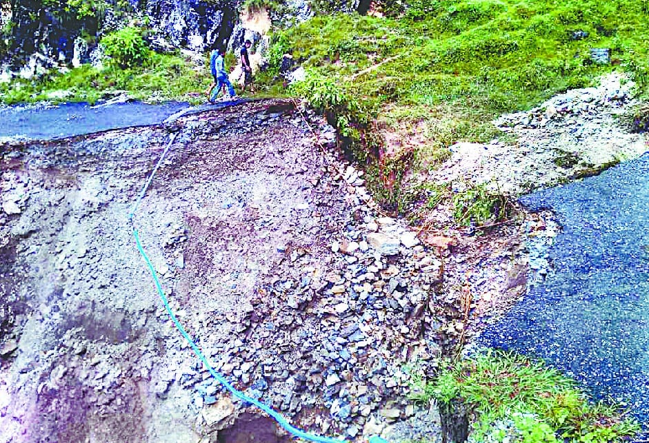 gopeshwar: army office jump from bus found in bush