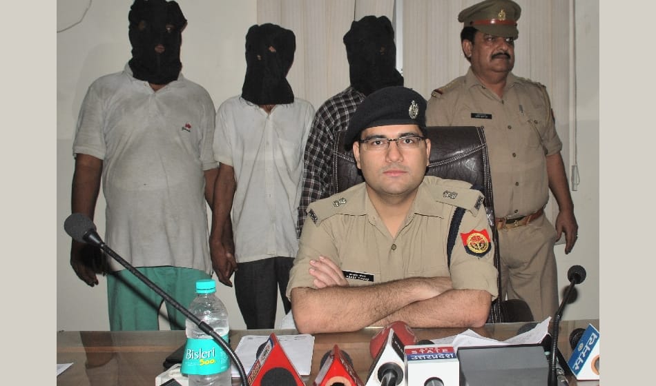 police arrested three criminals with looted article