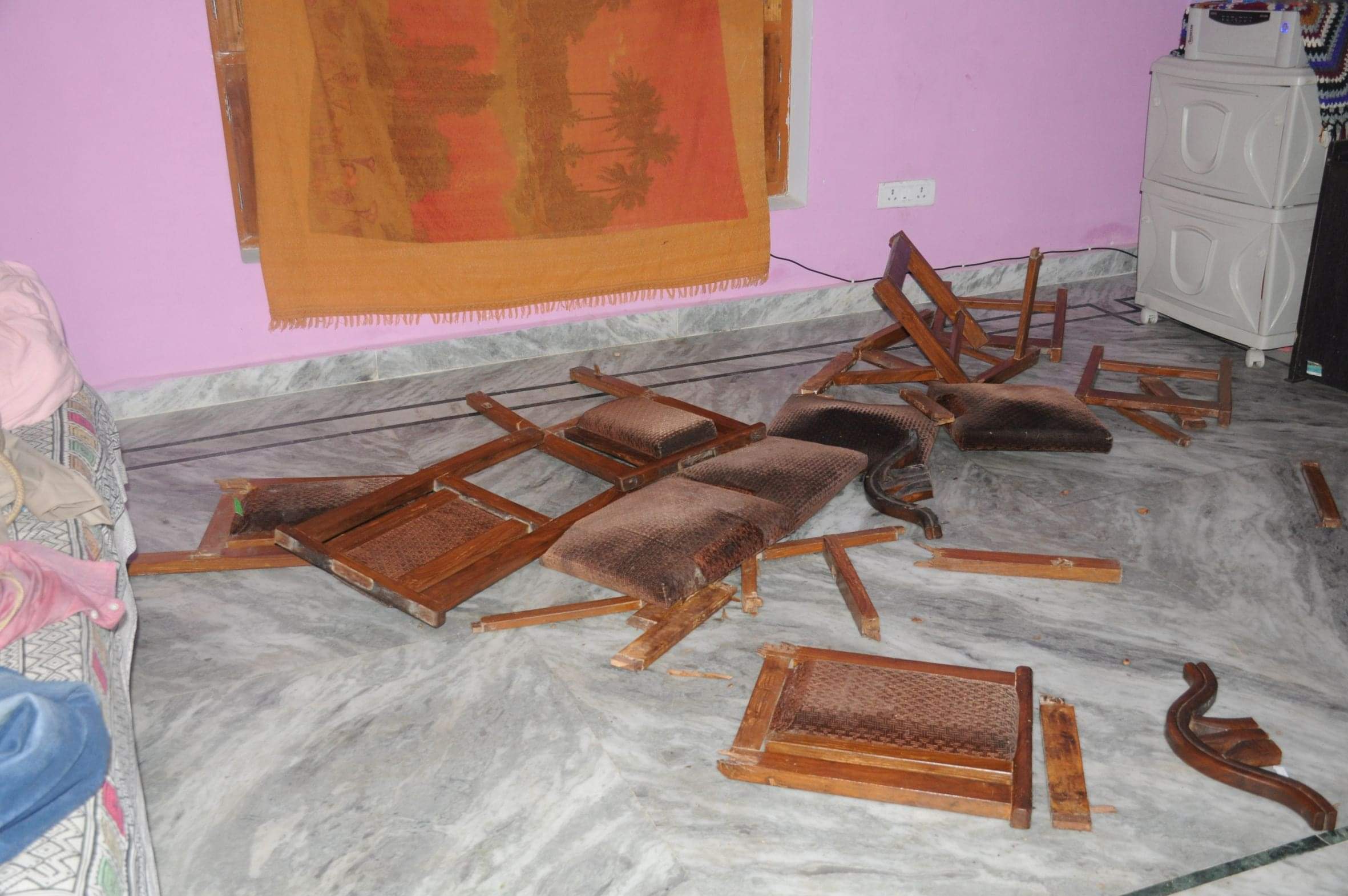 Vastu Tips for Home these 8 things may cause money problems at home