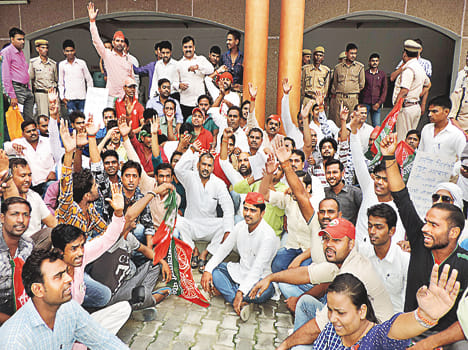 Protest against the order to break the cycle track