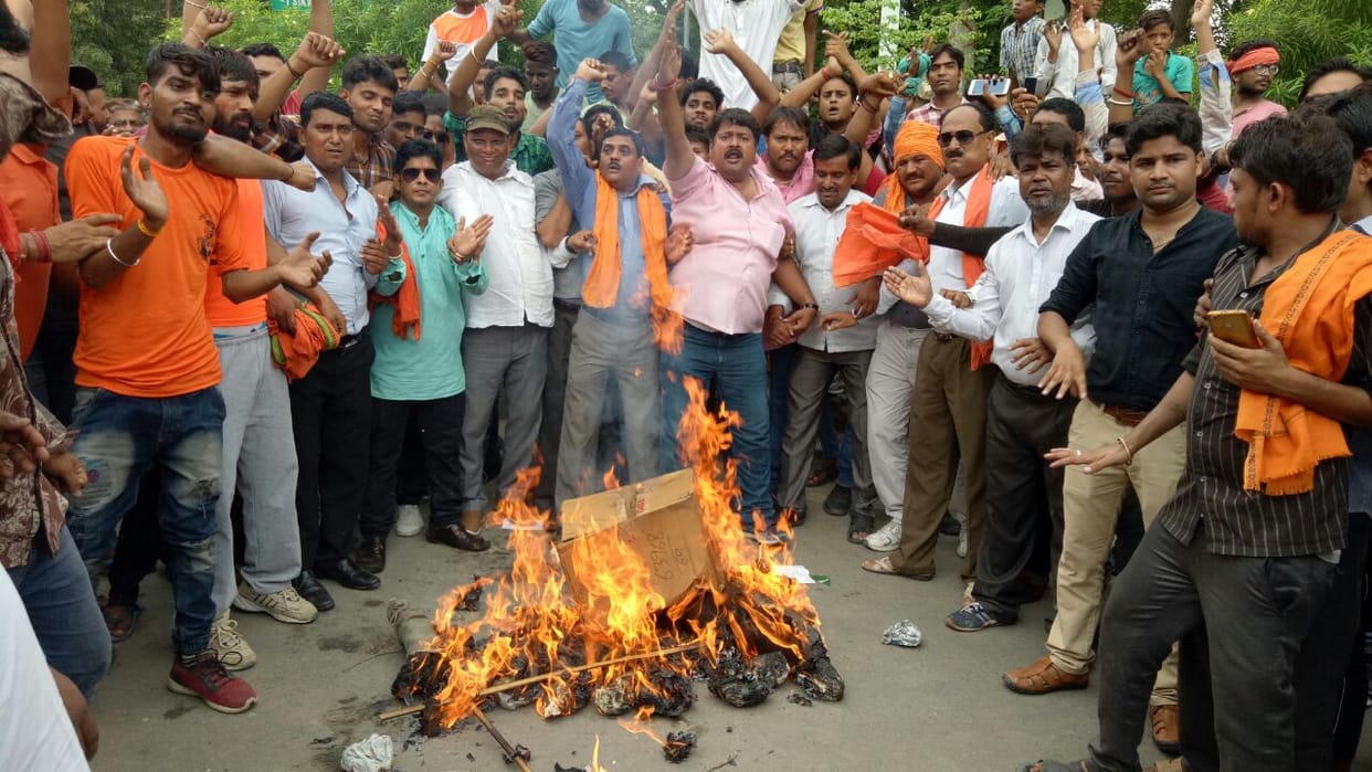 people of agra and firozabad burn effigy of pakistan