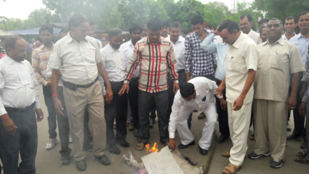 people of agra and firozabad burn effigy of pakistan