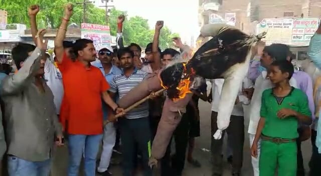 people of agra and firozabad burn effigy of pakistan