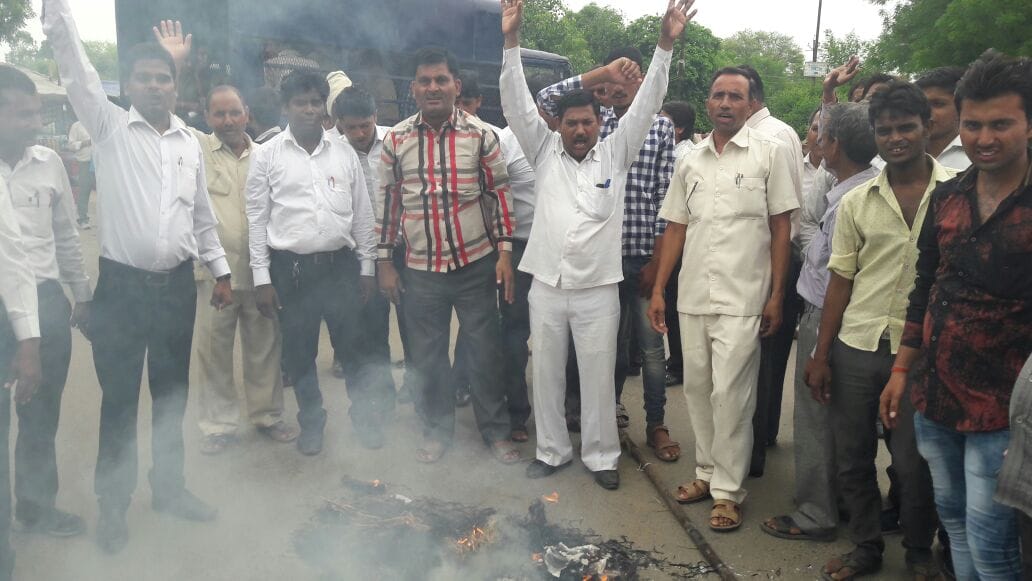 people of agra and firozabad burn effigy of pakistan