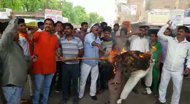 people of agra and firozabad burn effigy of pakistan