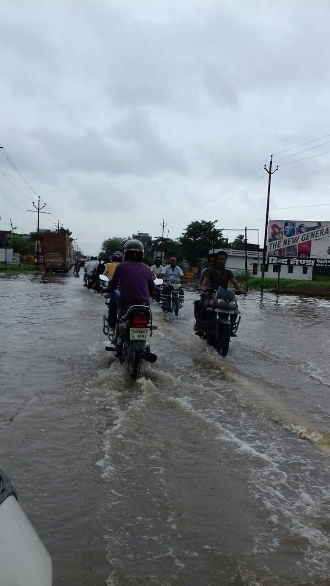 बारिश में डूबा गोरखपुर देवरिया नेशनल हाइवे