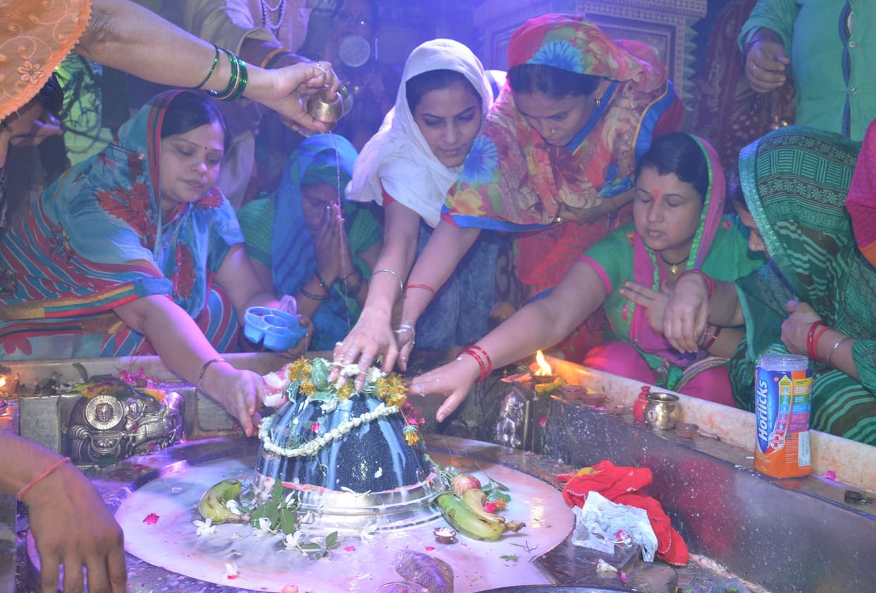 Crowd for Shiva's Jalabhishek