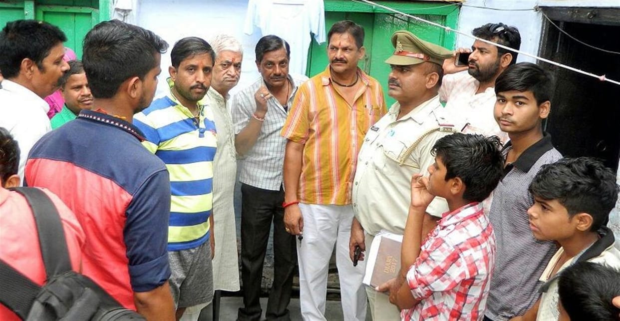 Oldman looted by robbers in Hathras