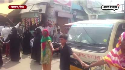 WOMEN PROTEST AGAINST Power cut IN MEERUT