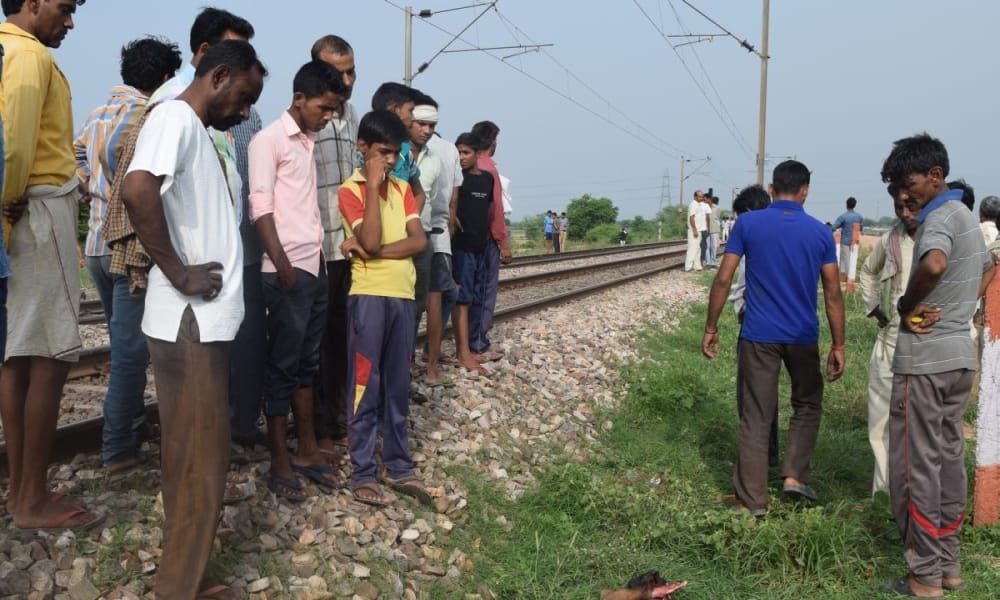 bihar labourer saved life of many people, goods train engine runs without driver