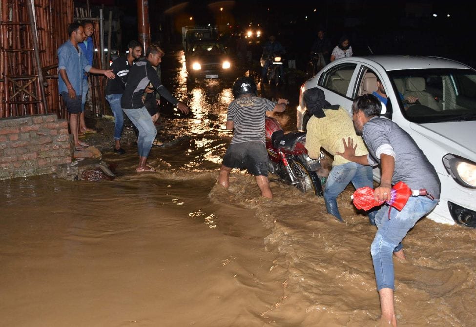 Photos of Water logging after heavy rain in dehradun 