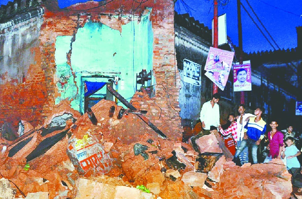 एतिहासिक इमारत बसंत सराय की दीवार गिरी