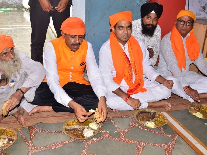 Rajnath Singh's son celebrated his father's birthday.
