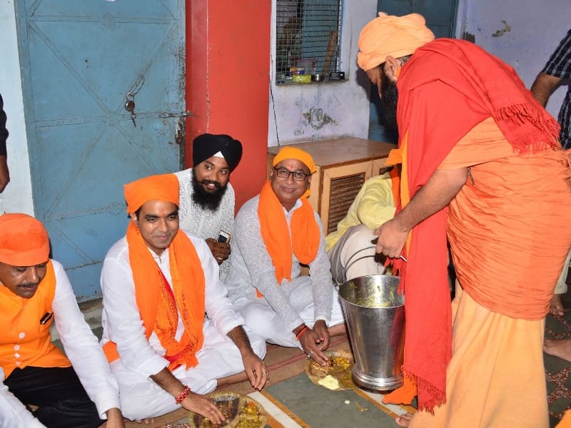 Rajnath Singh's son celebrated his father's birthday.