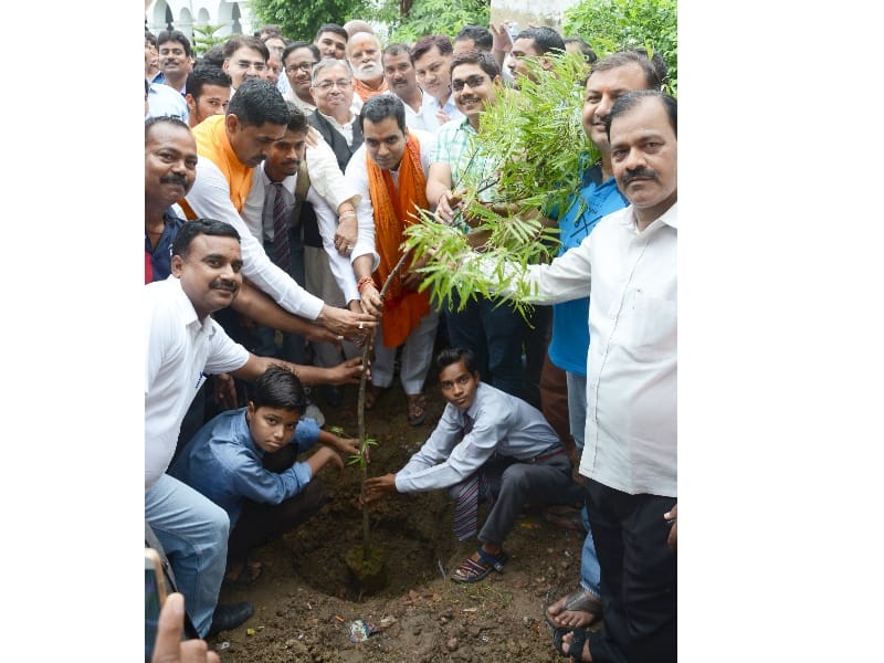Rajnath Singh's son celebrated his father's birthday.