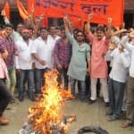 राबर्ट्सगंज तहसील में आतंकवाद का पुतला फूंकते बजरंग दल के कार्यकर्ता।