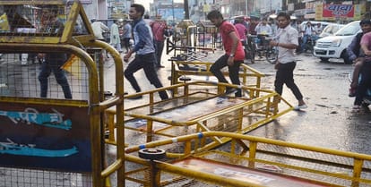 The school girl preparing for PCS stuck the pillars, people watched show and he shouted screaming