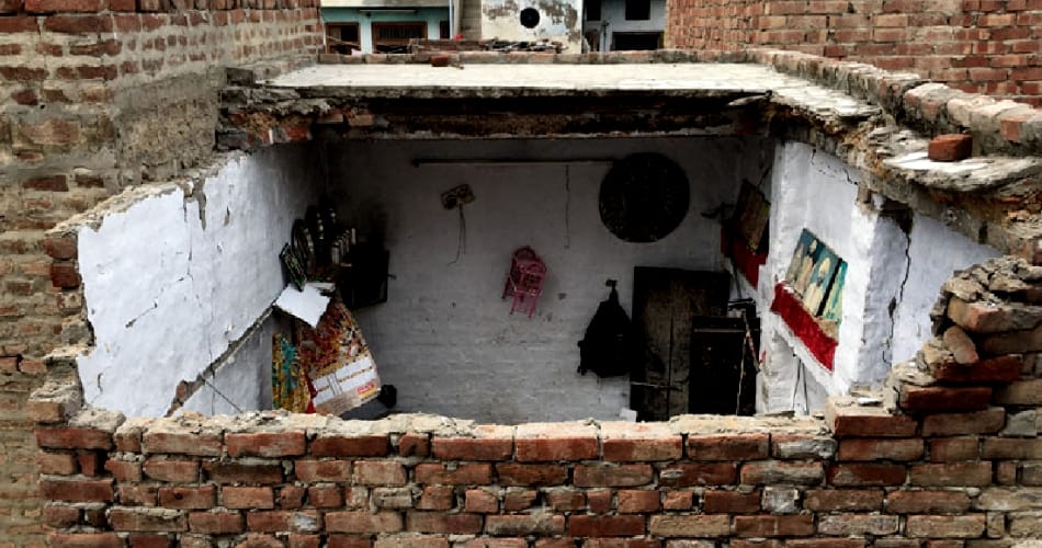 Father-son dies due to roof fall in sunam