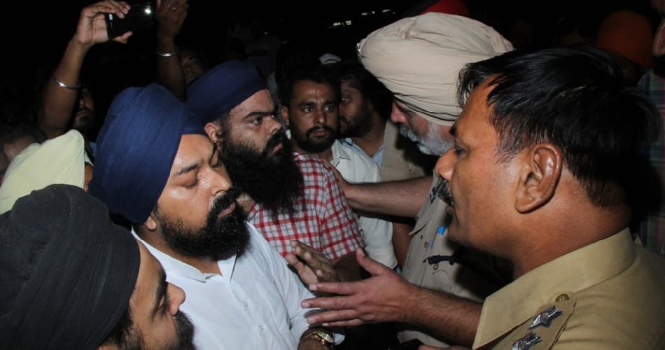 Coarseness of Sri Guru Granth Sahib, man surrendered to police
