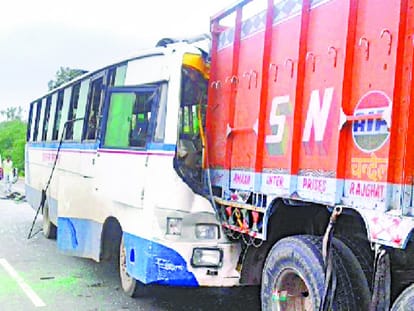  bus truck accident in raebareli.