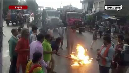 protesters Lit up the effigy of Pakistan in baghpat 