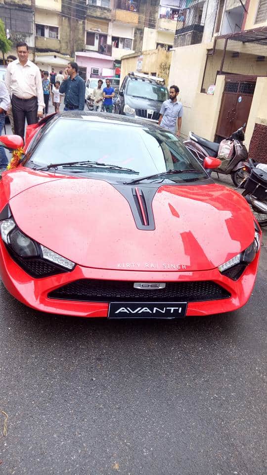 DC Avanti sports car passing through the streets of Varanasi, the queue for Selfie