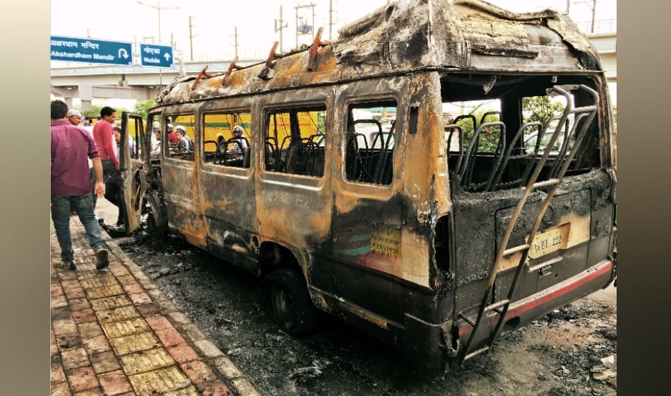 fire catches in mini school bus news akshardham temple in delhi, 24 children and teachers escape