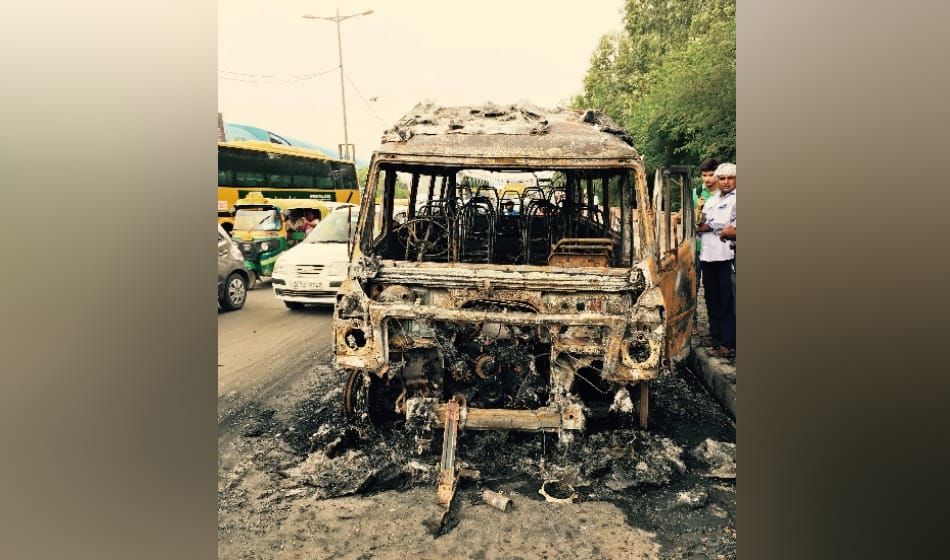 fire catches in mini school bus news akshardham temple in delhi, 24 children and teachers escape