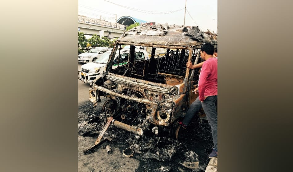 fire catches in mini school bus news akshardham temple in delhi, 24 children and teachers escape