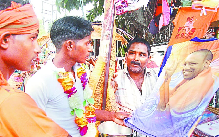 tricolour kaavar shiv bhagt on their way