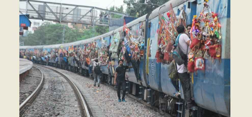 pictures of kanwar yatra will shock you that how these lord shiva devotees risking their life