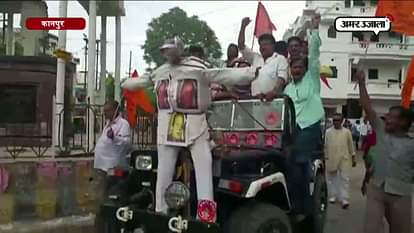 EFFIGY OF NAWAJ SHARIF TIED ON JEEP IN KANPUR