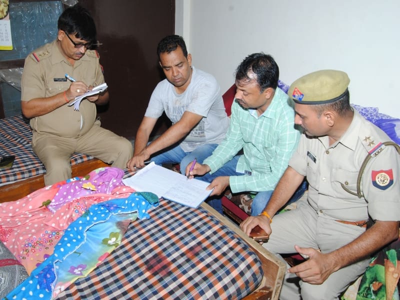 loot in agra fifty meter away from the police chowki