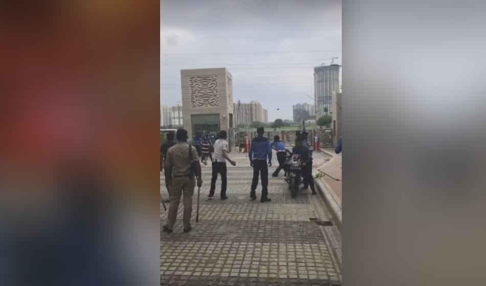 maid being made hostage in noida mahagun society, her hundreds of relative attack on society