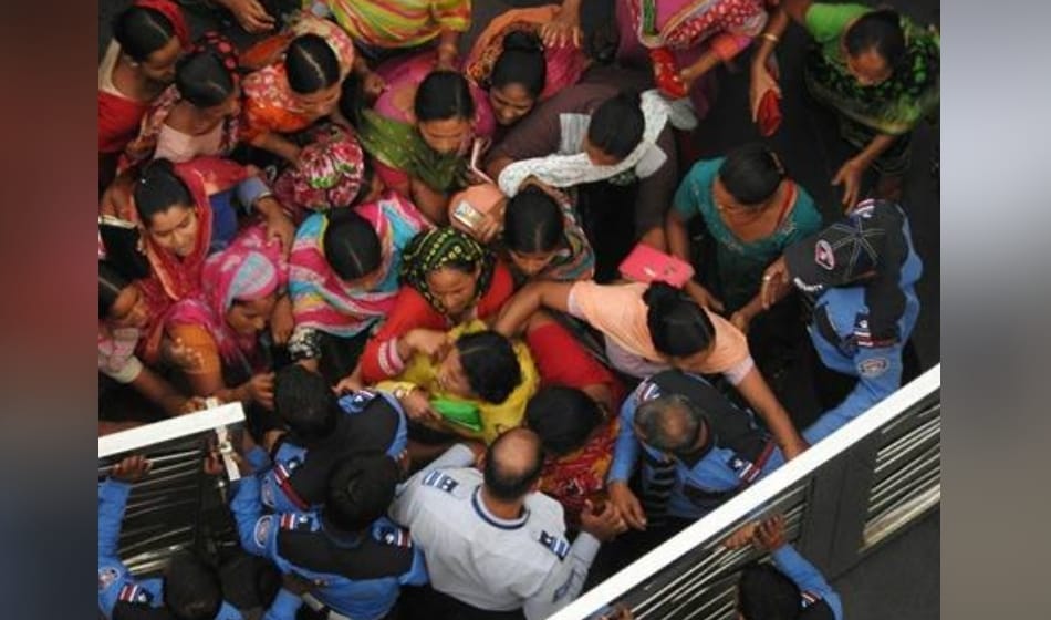maid being made hostage in noida mahagun society, her hundreds of relative attack on society